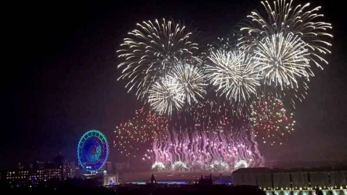無人機營造流星雨煙火 義大樂園與校園聚萬眾共度跨年 無人機營造流星雨煙火 義大樂園與校園聚萬眾共度跨年