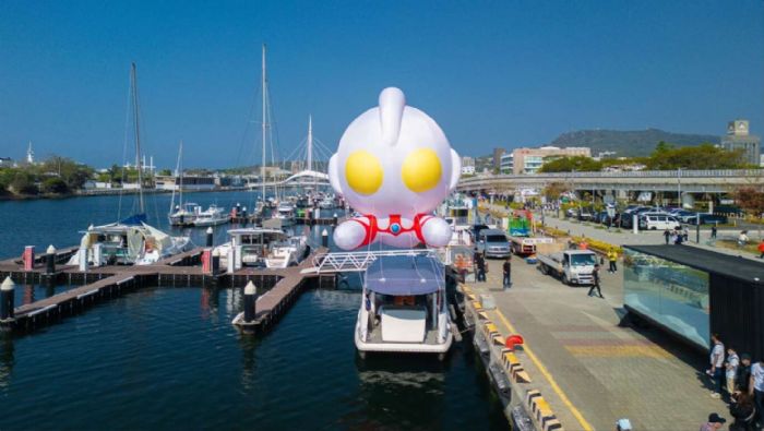 高雄冬日遊樂園再爆彩蛋｜8米Q版超人力霸王翱翔愛河灣　航行展演掀追拍熱潮