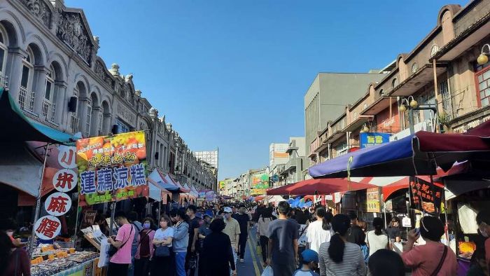 晚上逛夜市還不夠 2025臺南4條年貨大街一次看 晚上逛夜市還不夠 2025臺南4條年貨大街一次看