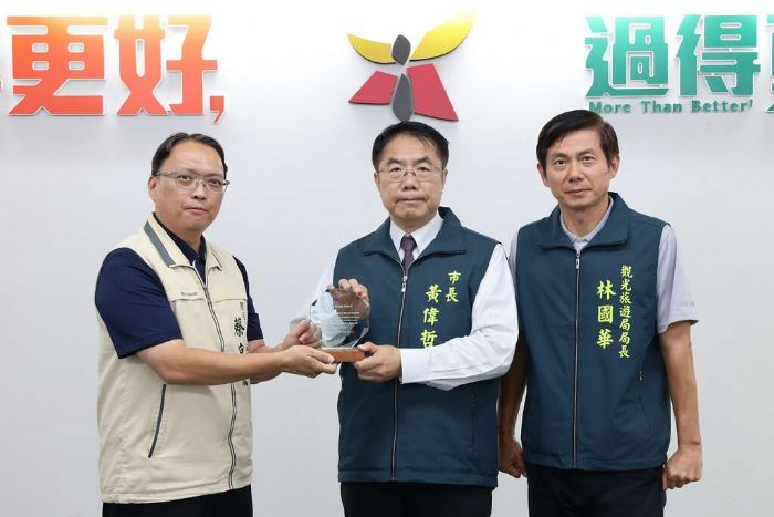 「2024釜山國際旅展」榮獲「展位設計獎」 今日市政會議向黃偉哲市長獻獎 「2024釜山國際旅展」榮獲「展位設計獎」 今日市政會議向黃偉哲市長獻獎