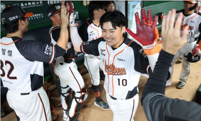許哲晏3分砲開轟、獅帝芬優質先發　統一獅主場8:2擊退味全龍