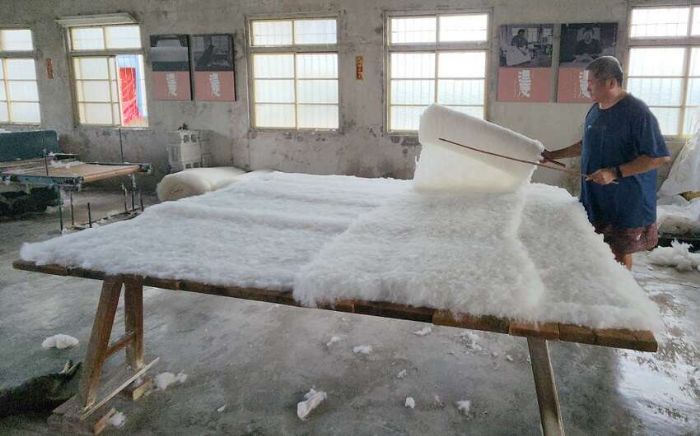 13歲學藝到68歲傳承不輟　「苓仔寮彈被王」蔡順龍一手傳承臺南手工棉被技藝
