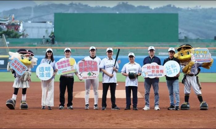 台東地檢署攜手台鋼雄鷹推廣犯罪預防　開球象徵「強力打擊犯罪」