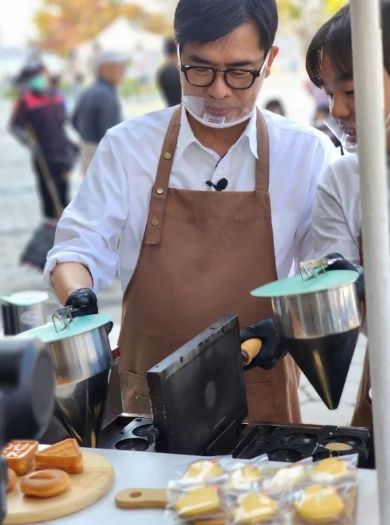 高雄市長親手送出黃色小鴨冬日游活動中的邁邁雞蛋糕
