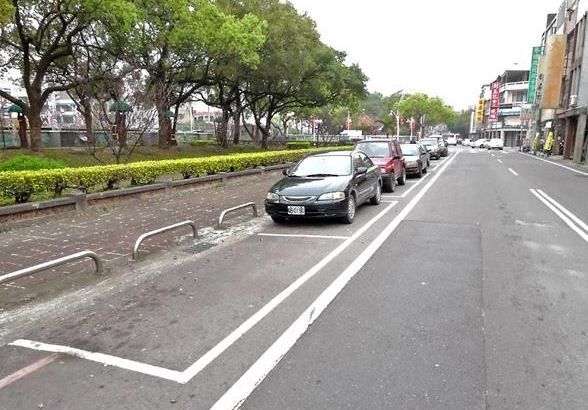 高雄查獲957筆未結違規案件  占用路邊停車格的註銷車輛遭取締