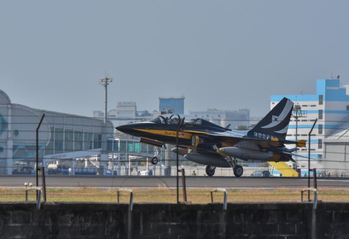 南韓黑鷹表演隊再度飛抵小港  軍事航空迷搶先一睹英姿
