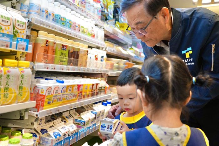 臺北市教育局推動「鮮奶週報」政策，讓孩子健康成長