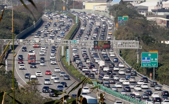 初三下午國道塞車曝光，尋找避開壅塞路段的方法