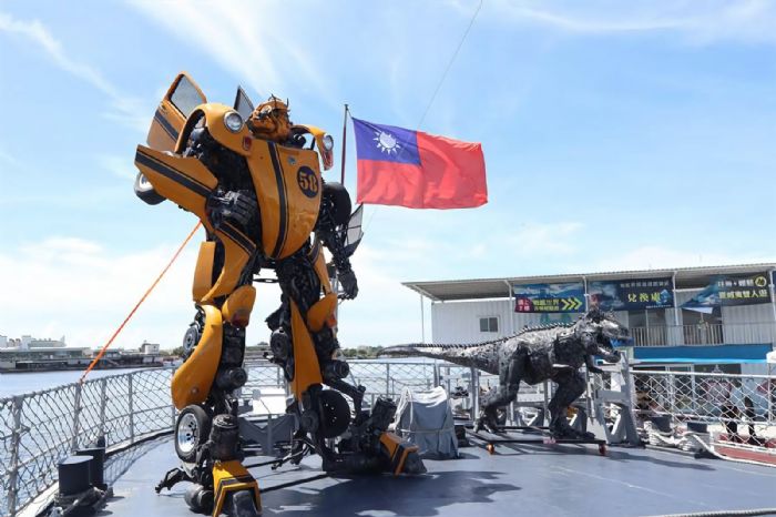 春節盛況！台南德陽艦園區舉辦鋼鐵機器人特展