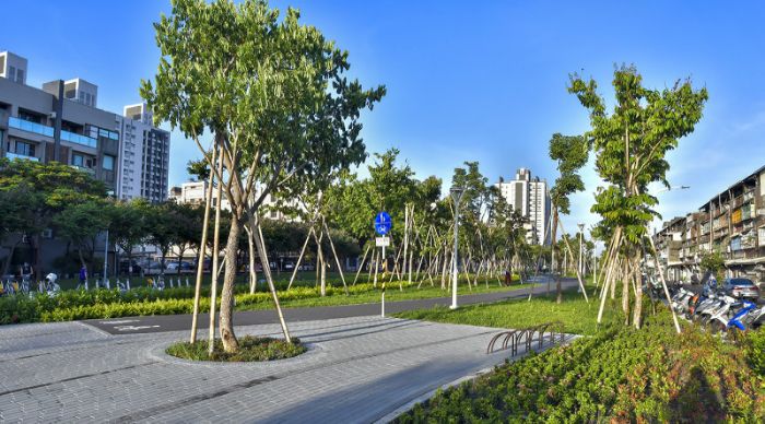 高雄市民抱怨:鐵路地下化後綠園道成機車道 高雄市民抱怨:鐵路地下化後綠園道成機車道