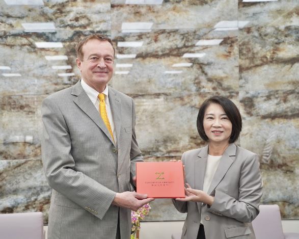 奧地利商務處長歐賀曼拜會縣長周春米，雙方期盼拓展多面向合作
