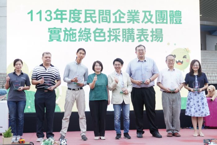 屏東縣二手物市集熱鬧登場，千人齊聚挖寶做公益，周縣長名牌包熱賣2.5萬，義賣所得全數捐贈社福機構