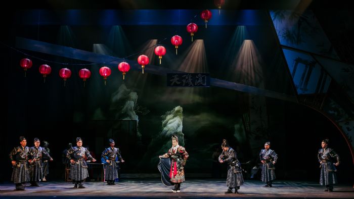 豫劇新風潮！灣豫劇團《錦衣》武俠宇宙二部曲盛大登場 | 衛武營攜手本土劇團，點燃南台灣戲曲熱情，門票熱賣倒數！