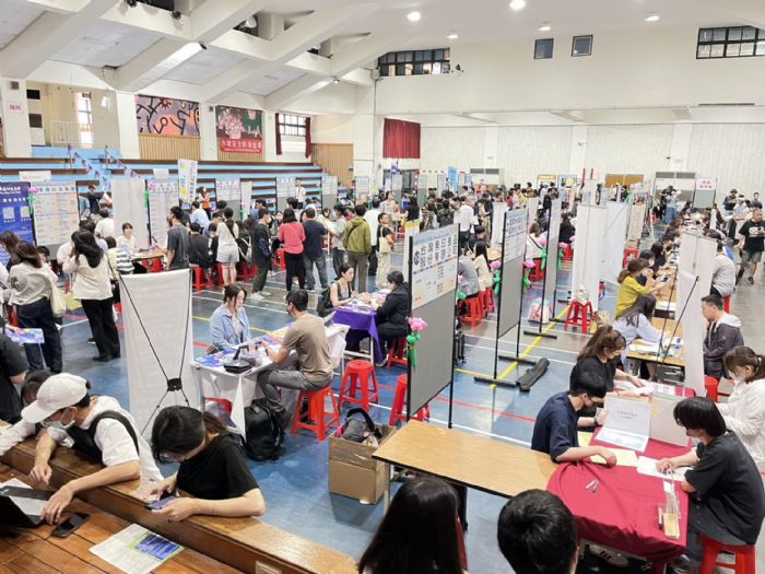 高雄勞工局舉辦「樂業高雄、幸福融融」徵才活動，千個職缺助求職者找到未來