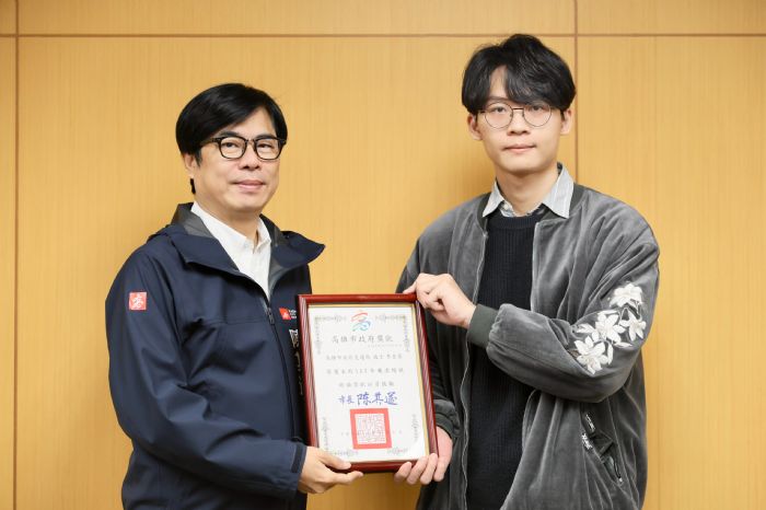 高雄市交通局技士李岳霖獲頒廉潔楷模，提升政府形象