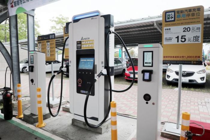 台南市邁向綠能未來：首批充電站啟用，電動車友善環境全面建設