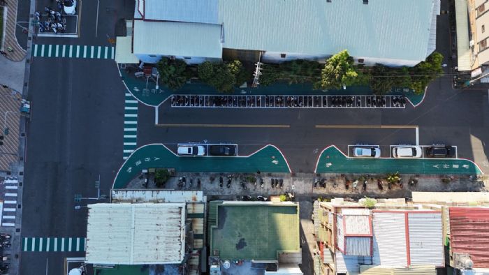 打造安心步行新體驗！大昌一路302巷增設「停車帶保護型標線人行道」為行人權益加分