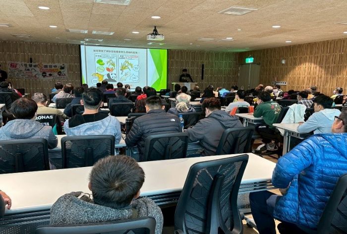 屏東縣政府推出綠鬣蜥移除計畫，706名生力軍加入，領獎勳章！