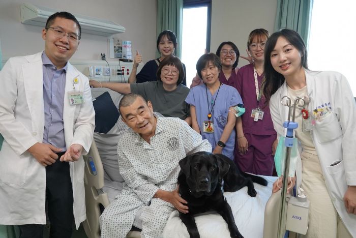 醫療輔助犬歐巴暖心現身屏東榮總，攜手吞嚥照護提升安寧療護品質與尊嚴