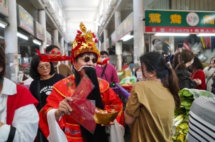 屏東中央市場迎新春，財神爺送福祝大家好運滿滿