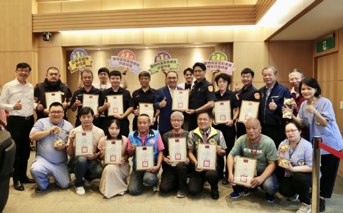 新北市動保處榮獲農業部三項評鑑特優第一名肯定，攜手警察、代養家庭與動保團體 共創幸福毛寶貝新家園