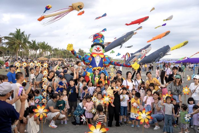 暑假玩翻高雄！旗津風箏節吸引25萬人潮，大港閱冰兩天5萬人清涼同樂