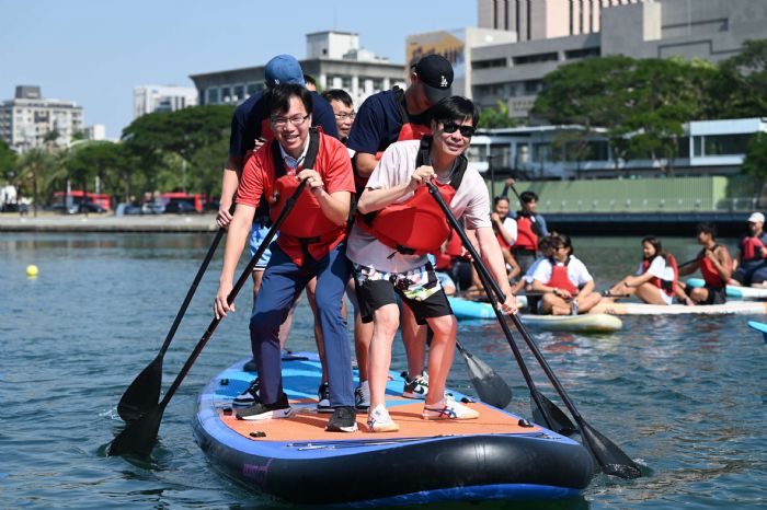 冬季來高雄旅遊最好! 2023高雄立式划槳繞標挑戰賽 陳其邁力邀體驗冬季愛河水域系列活動 冬季來高雄旅遊最好! 2023高雄立式划槳繞標挑戰賽 陳其邁力邀體驗冬季愛河水域系列活動