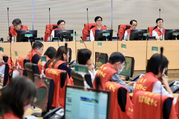 高雄市因豪雨成立一級應變中心，陳其邁市長宣布7月29日全市停班停課，嚴陣以待防範致災風險