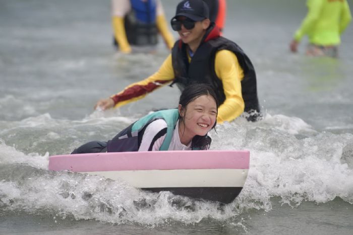 親子同樂學水安，海口沙灘綻放夏日活力新景象，屏東縣府攜手高科大打造安全又歡樂的水域體驗課程