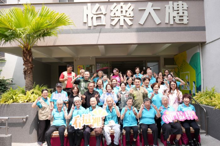 屏東市金泉里、瑞光里社區照顧關懷據點歡喜揭牌，周縣長鼓勵長輩多外出參與活動