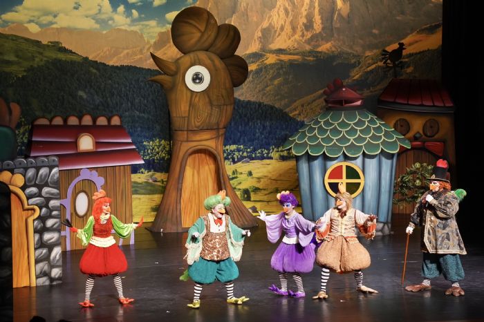 紙風車《雞城故事》逗樂全場，屏東學童提前歡度兒童節