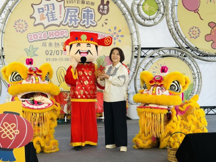 春節初四屏東熱博人潮湧現，周春米縣長發送紅包與平安米添好運