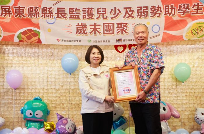 歲末圍爐共聚溫馨時光，周春米縣長與監護兒少及弱勢助學生溫暖過新年