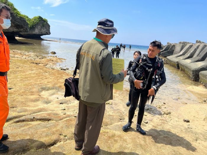 小琉球迎中秋連假，鵬管處加強水域遊憩稽查與安全宣導，讓旅客安心歡度假期