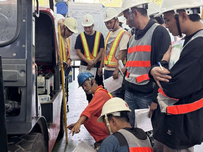屏縣辦理堆高機訓練移工專班，60人完成參訓提升安全意識