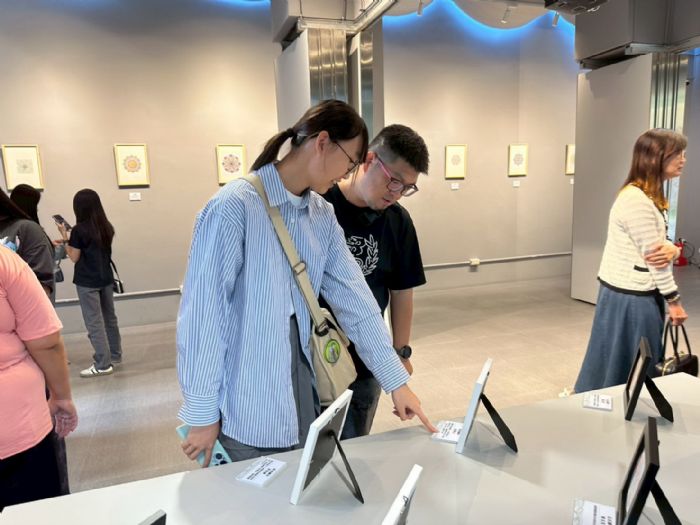 「色彩裡的自己」青少年創作畫展： 3月21日青少年中心正式開展