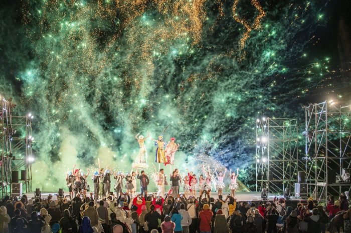 屏東落山風藝術季《海口狂想曲》數千民眾直呼震撼，台式芭比狂歡派對點亮冬夜海岸