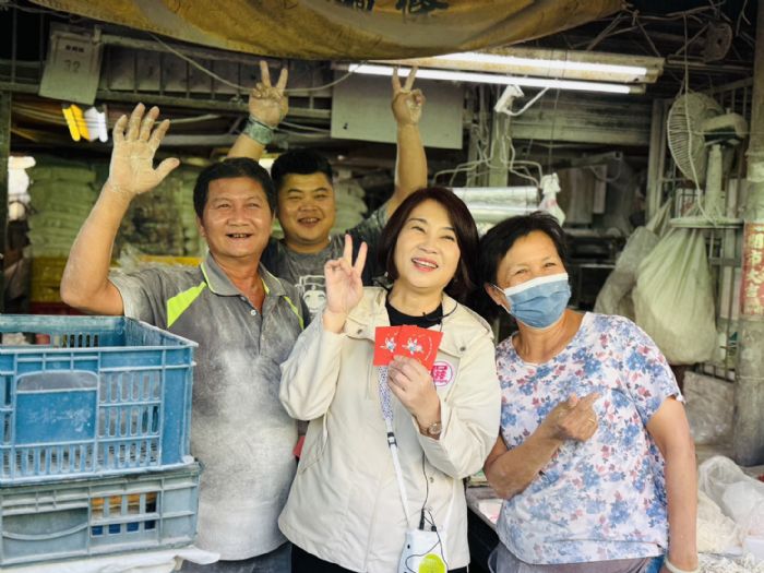 馬上快樂！周春米市場拜早年 「瑞馬春騰」小紅包傳遞新春祝福，人潮湧現熱鬧滾滾