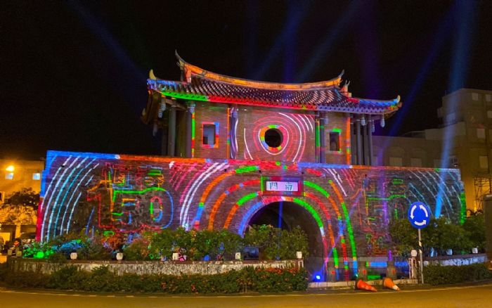 「恆春夜未眠」點亮古城，南門光雕展演彩排亮相，民眾驚豔搶拍