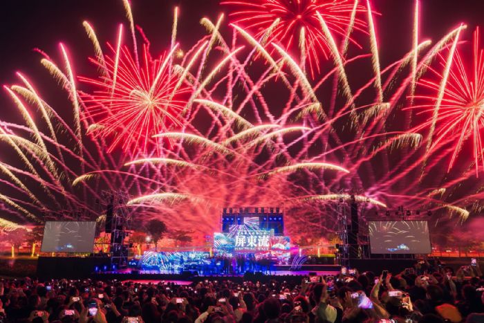 燈節開幕大戲《屏東流》八大篇章譜寫屏東的山海詩歌，玖壹壹壓軸飆唱，煙火秀點亮屏東燈節開幕夜