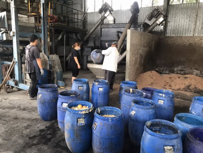 不肖業者強行闖入屏東縣焚化廠偷倒廚餘，環保局當場查獲移送法辦，嚴正譴責違法行徑，呼籲業者勿以身試法