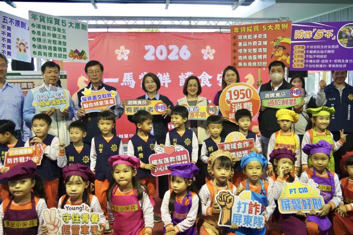 春節將至，周春米縣長率隊前往黃昏市場，提醒鄉親食品安全與宣導防詐騙