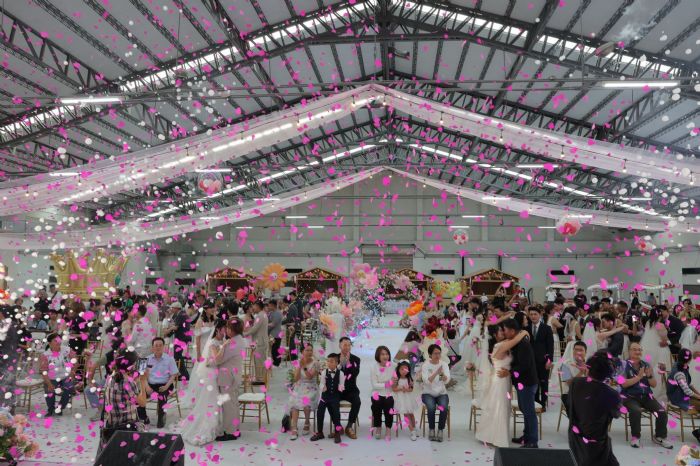 「幸福留在咱這」屏東縣民公園浪漫化身婚禮殿堂，30對新人婚禮許下幸福承諾