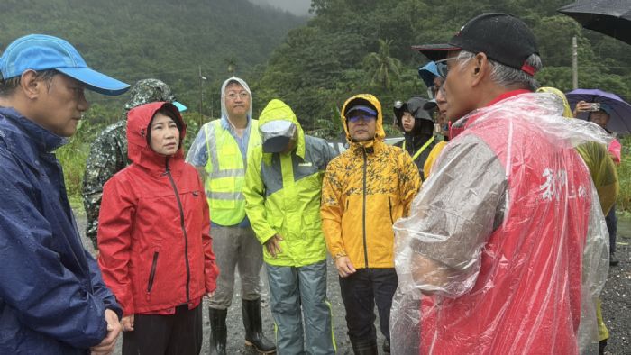 屏東山區連日豪雨不停歇,搶修工班兩週奮戰守護鄉親安全,屏縣府高規格應變 全力搶通道路守護原鄉生活 屏東山區連日豪雨不停歇,搶修工班兩週奮戰守護鄉親安全,屏縣府高規格應變 全力搶通道路守護原鄉生活