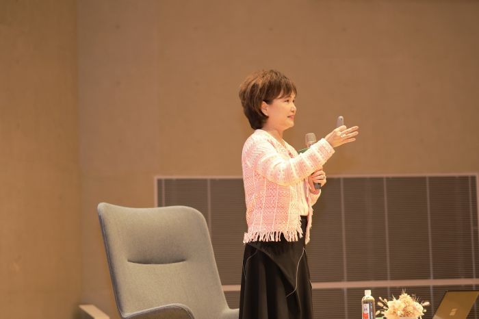 在歲月裡閃閃發光！沈春華現身南國漫讀節，以溫暖文字分享「第三人生」的勇氣與光芒