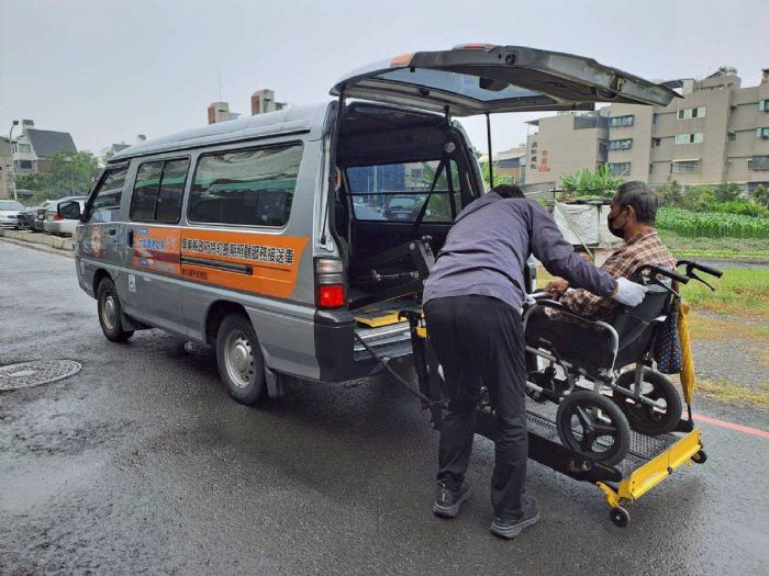 在路上守護的溫柔力量，屏東長照交通駕駛員用愛接送每一段旅程