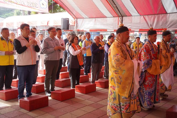 屏東縣115年跨宗教祈福溫暖啟動！縣長首站赴東港鎮海宮，為全縣鄉親點亮平安年