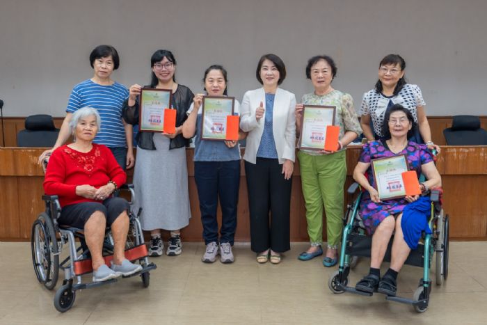 114年屏東縣孝行獎盛大頒發，周春米縣長親頒表揚，四位孝行楷模溫暖人心