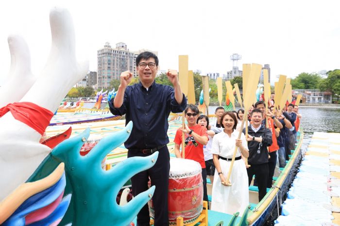 陳其邁大嗑南部粽大呼最好吃 替龍舟點睛祈福 為高雄端午佳節加溫