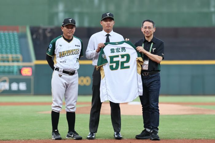 韋宏亮以選秀狀元之姿加盟台鋼雄鷹，簽約金570萬元、激勵獎金140萬元